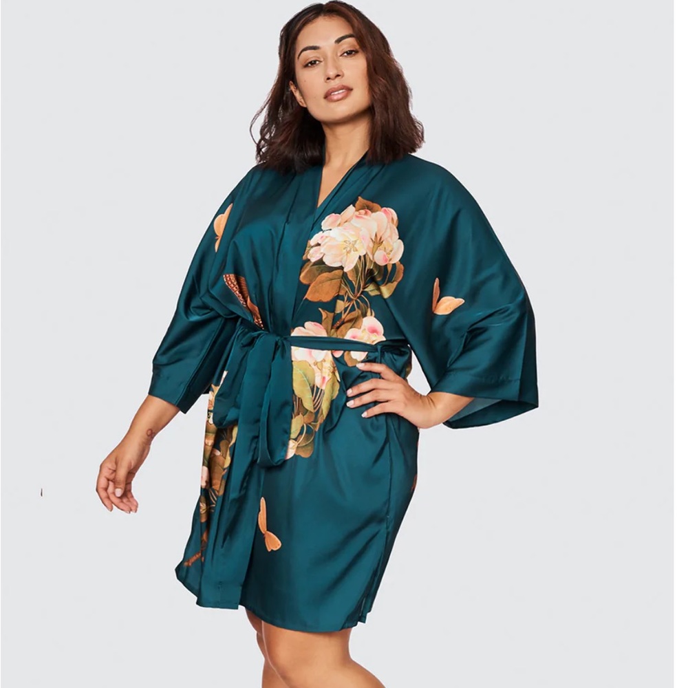 PEONY & BUTTERFLY KIMONO ROBE. New, never worn.